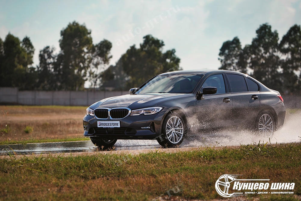 Покрышка на дороге. 