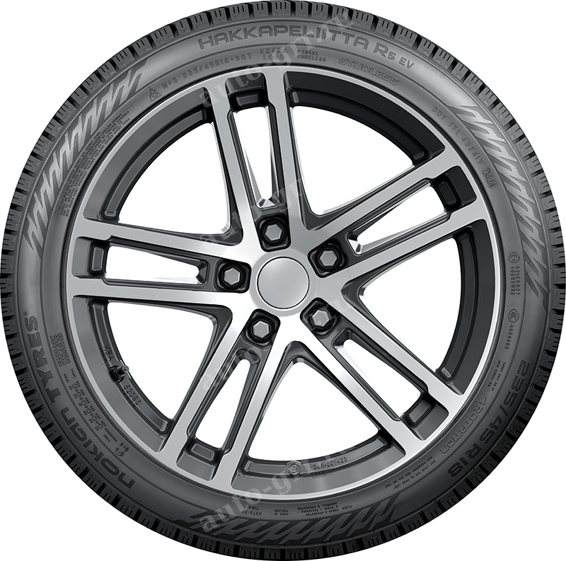 Покрышка собрана на колесный диск. Легковые шины Nokian Hakkapeliitta R5 EV 295/40R21