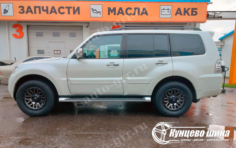 Powcan Y5369 + Mitsubishi Pajero. 